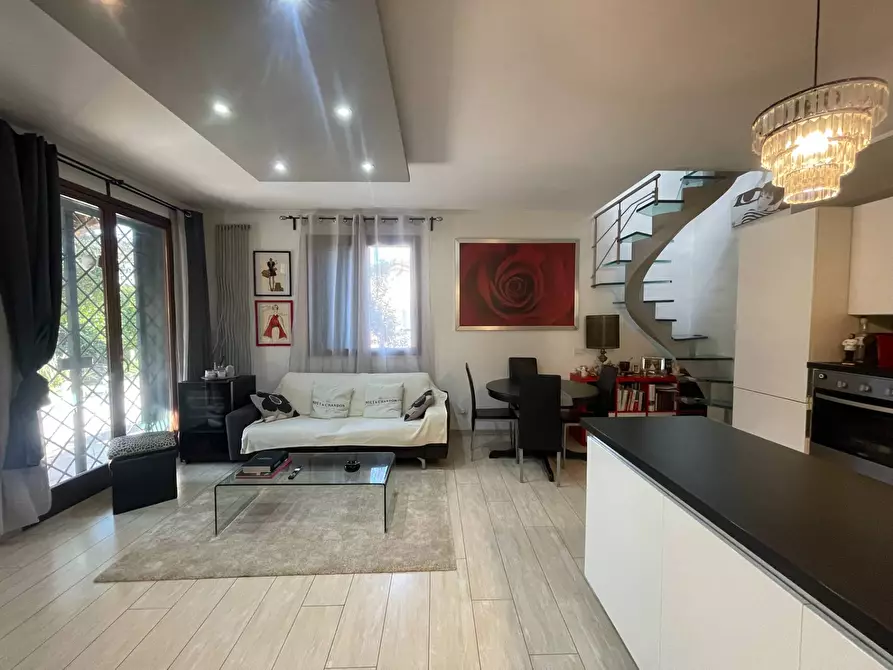 Immagine 5 di Casa semindipendente in vendita  in via campodicarne a Ardea