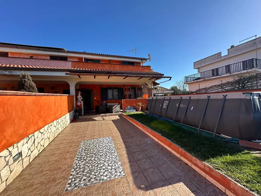 Immagine 1 di Casa semindipendente in vendita  in Via Foglia a Ardea