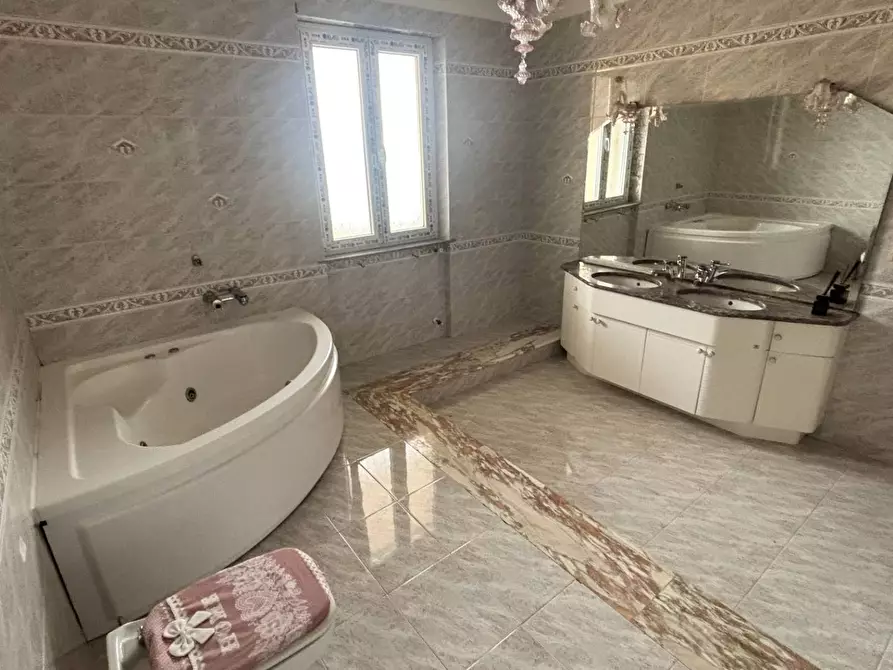 Immagine 47 di Villa in vendita  in via tevola a Velletri