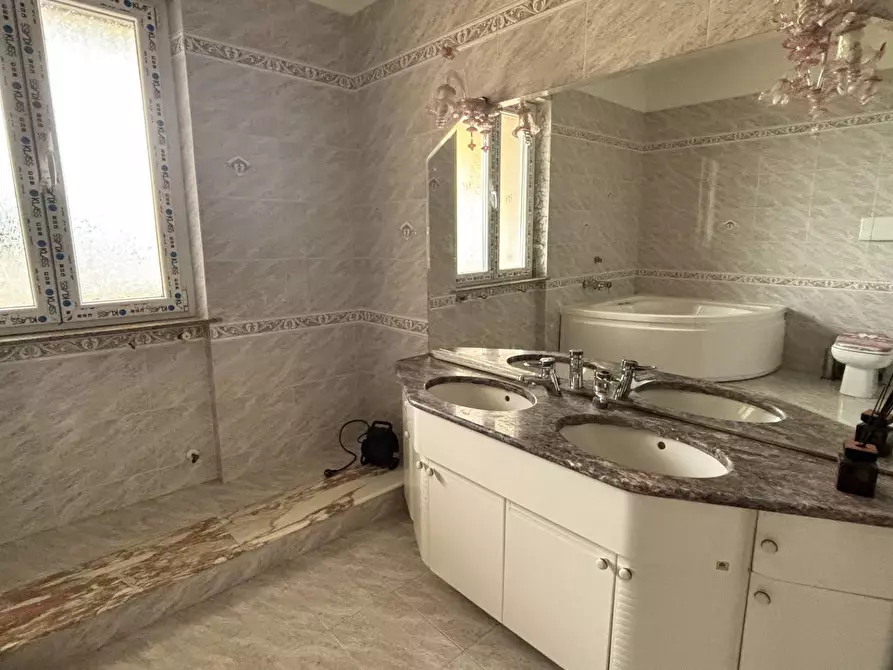 Immagine 46 di Villa in vendita  in via tevola a Velletri