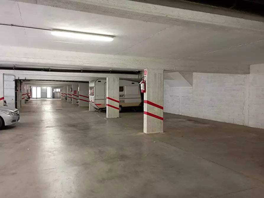 Immagine 10 di Box auto in vendita  in Via Giordano Bruno Ferrari 7 a Roma
