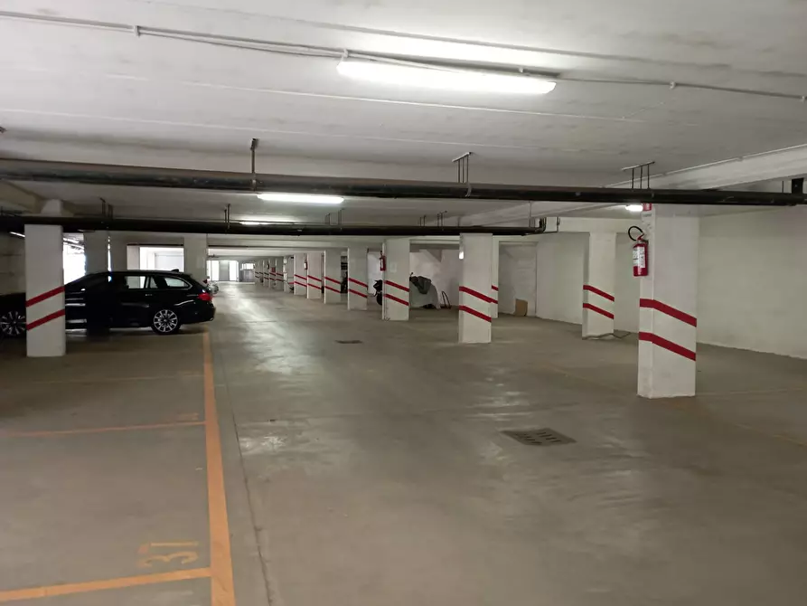 Immagine 11 di Box auto in vendita  in Via Giordano Bruno Ferrari 7 a Roma