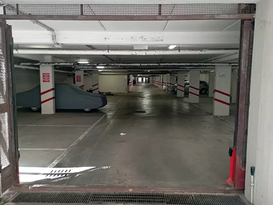 Immagine 4 di Box auto in vendita  in Via Giordano Bruno Ferrari 7 a Roma