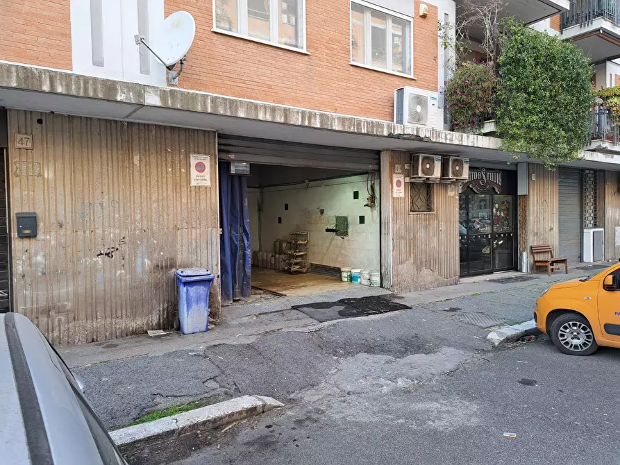 Immagine 2 di Locale commerciale in vendita  in Via Mare Di Bering 49 a Roma