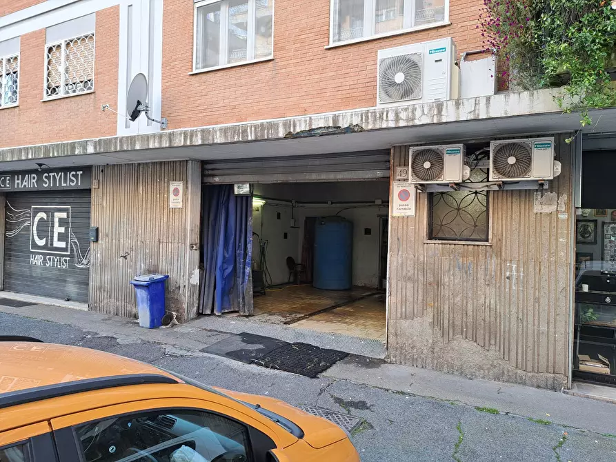 Immagine 3 di Locale commerciale in vendita  in Via Mare Di Bering 49 a Roma