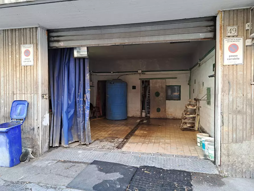 Immagine 6 di Locale commerciale in vendita  in Via Mare Di Bering 49 a Roma