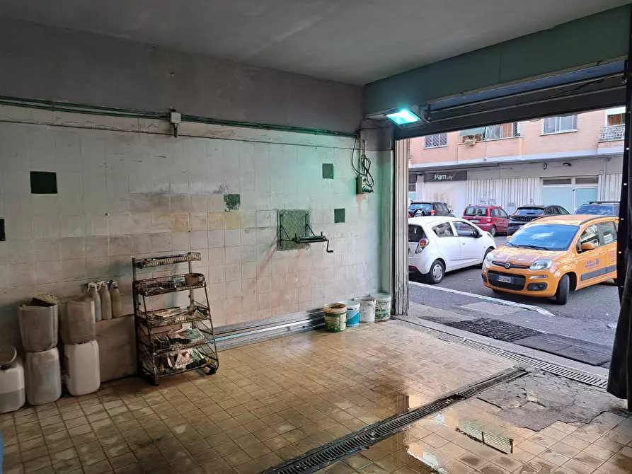 Immagine 7 di Locale commerciale in vendita  in Via Mare Di Bering 49 a Roma