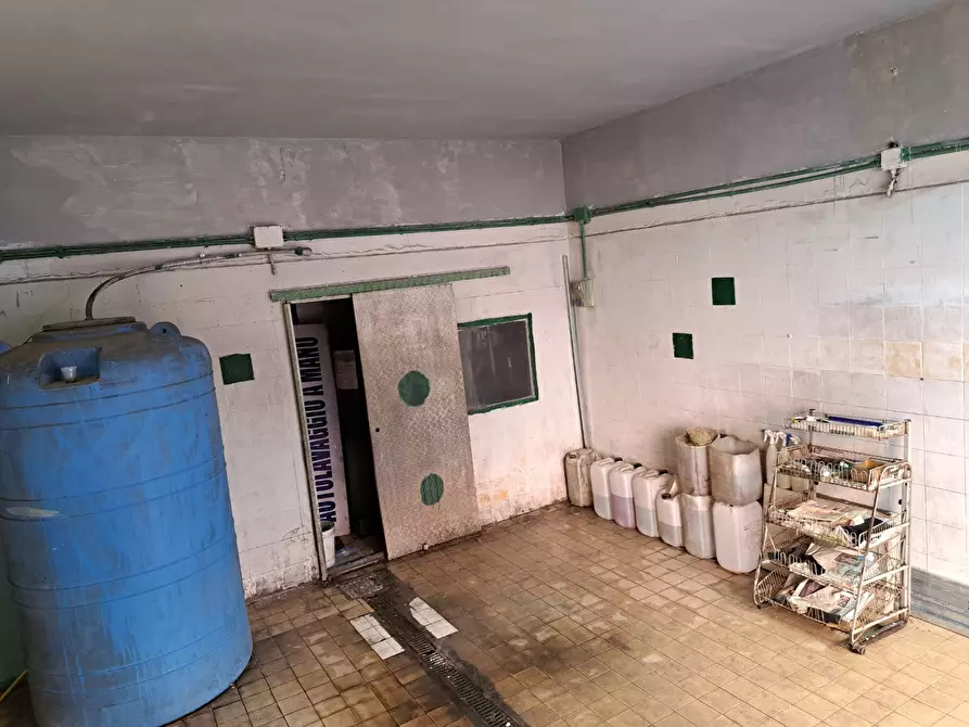 Immagine 8 di Locale commerciale in vendita  in Via Mare Di Bering 49 a Roma