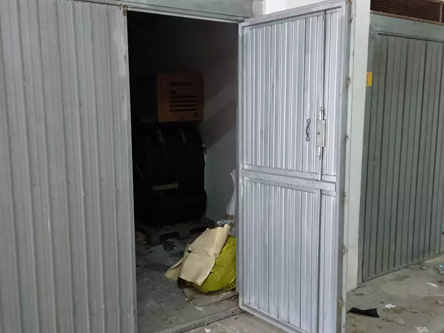 Immagine 6 di Box auto in vendita  in Via La Spezia a Pomezia