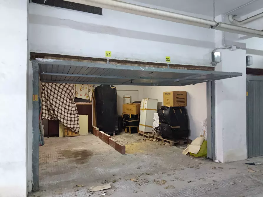 Immagine 10 di Box auto in vendita  in Via La Spezia a Pomezia