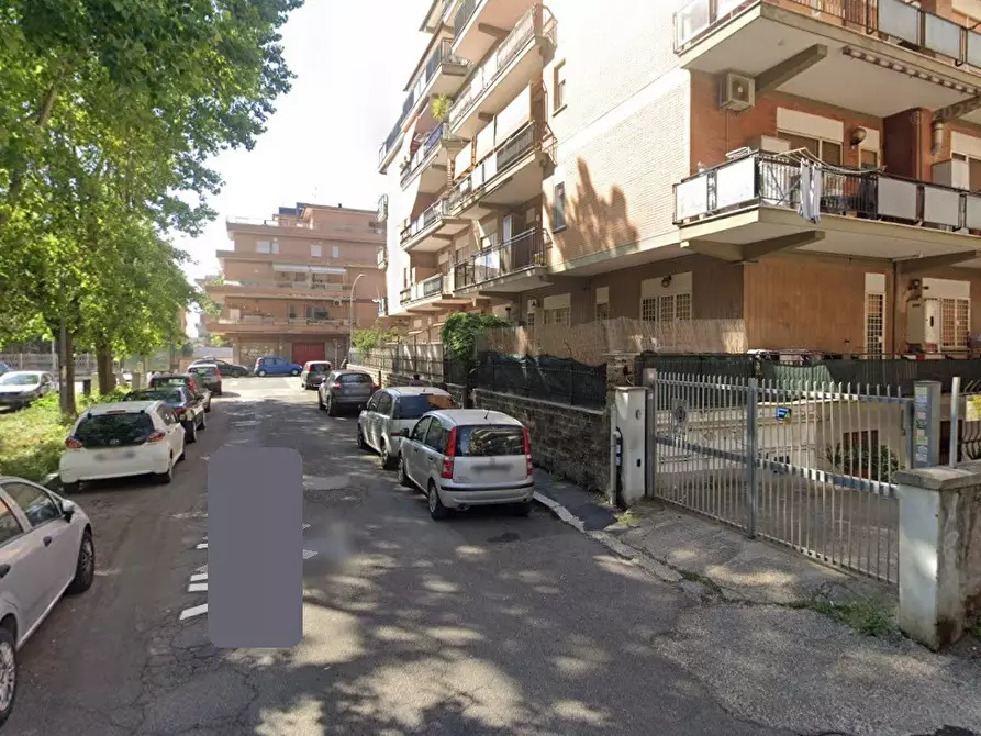 Immagine 3 di Box auto in vendita  in Via La Spezia a Pomezia