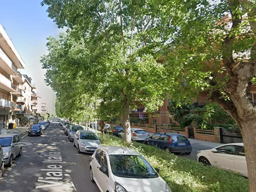 Immagine 2 di Box auto in vendita  in Via La Spezia a Pomezia