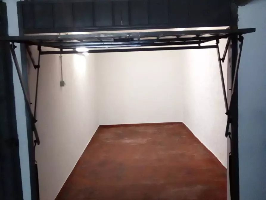 Immagine 1 di Box auto in vendita  in Via Dei Velieri 58 a Roma