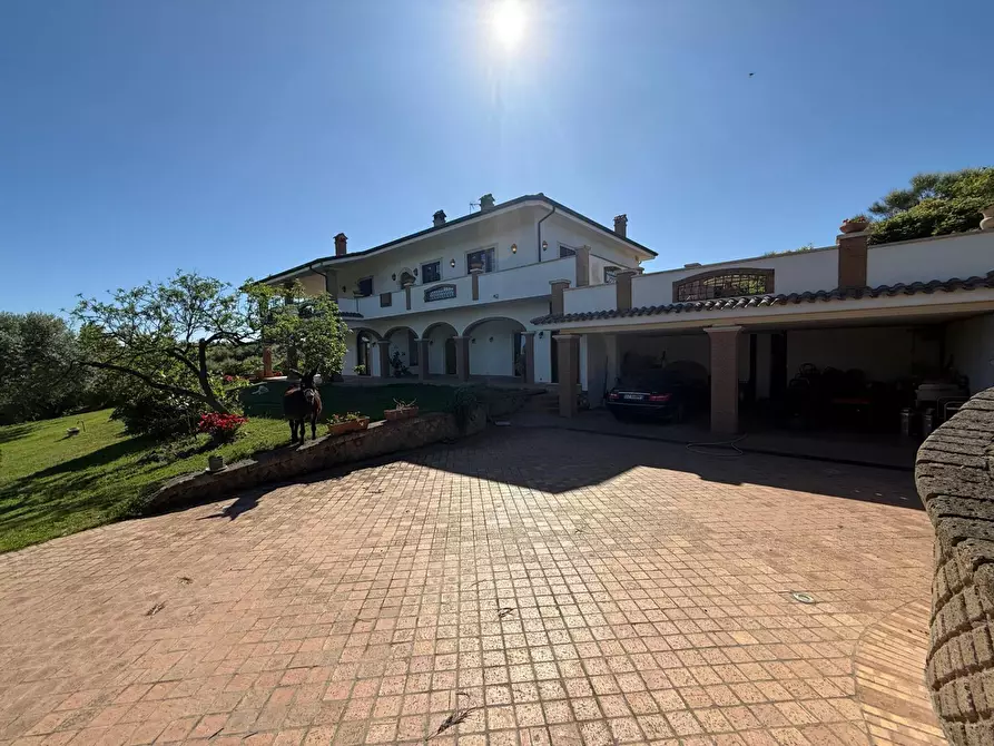 Immagine 1 di Villa in vendita  in via delle Magnolie a Pomezia