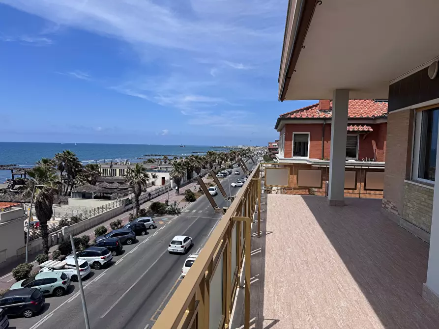 Immagine 5 di Attico in vendita  in lungomare Paolo Toscanelli 216 a Roma