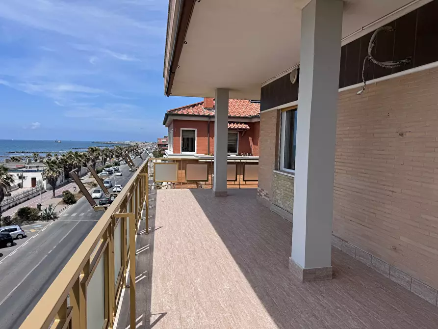 Immagine 1 di Attico in vendita  in lungomare Paolo Toscanelli 216 a Roma