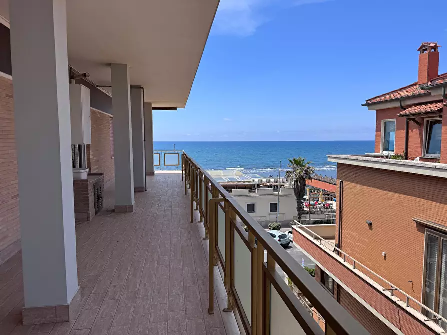 Immagine 40 di Attico in vendita  in lungomare Paolo Toscanelli 216 a Roma