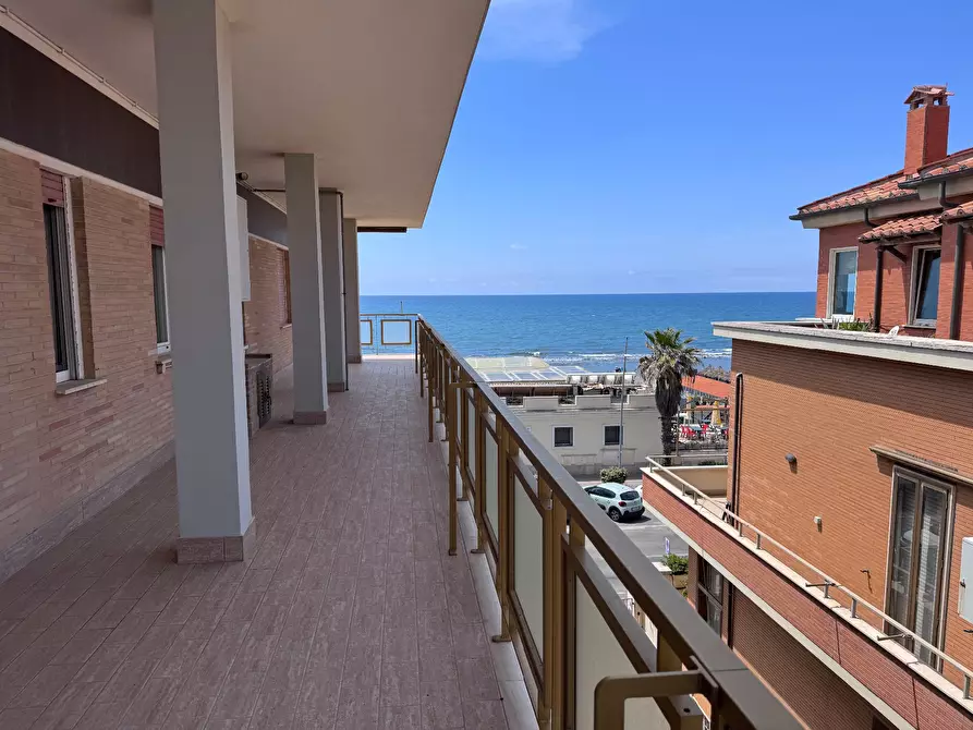 Immagine 41 di Attico in vendita  in lungomare Paolo Toscanelli 216 a Roma