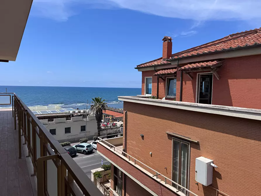 Immagine 33 di Attico in vendita  in lungomare Paolo Toscanelli 216 a Roma