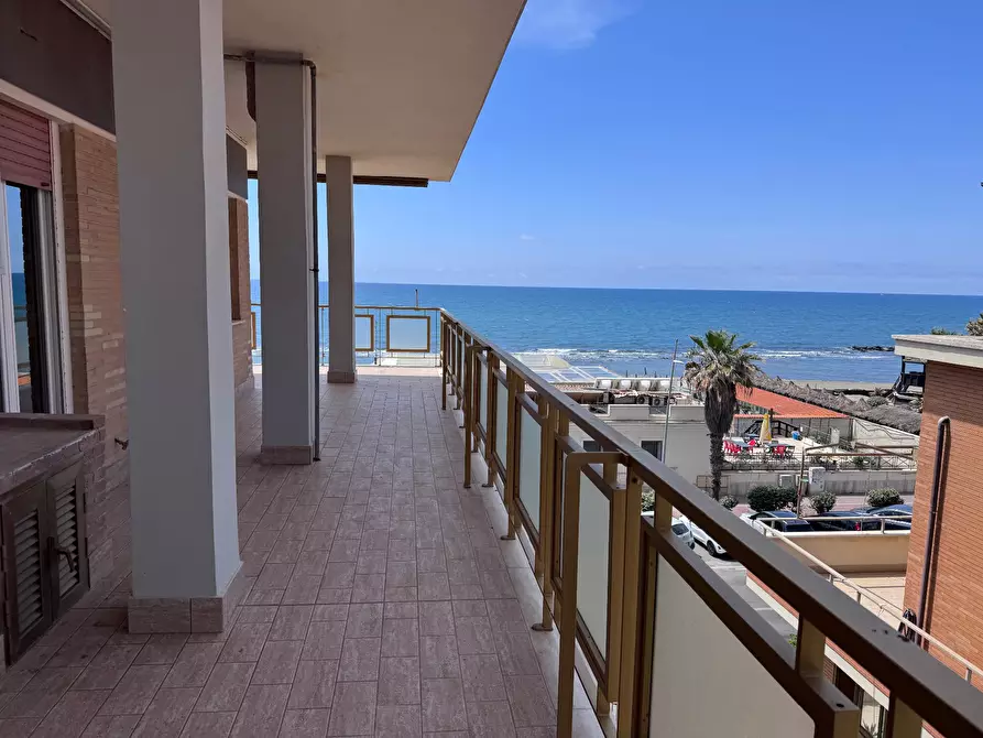 Immagine 42 di Attico in vendita  in lungomare Paolo Toscanelli 216 a Roma