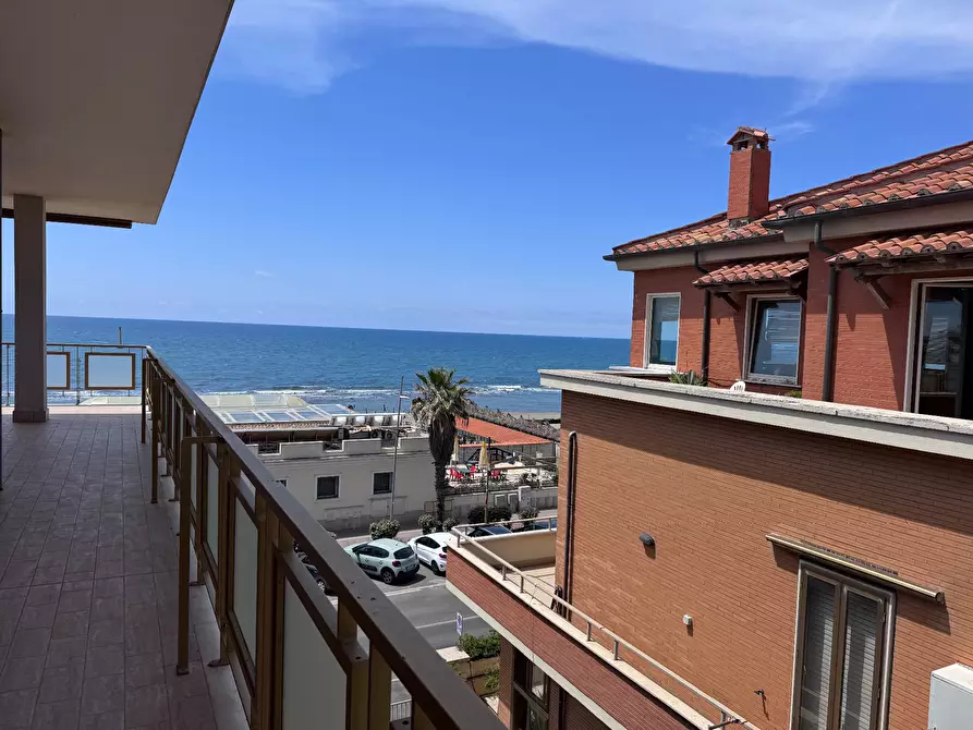 Immagine 43 di Attico in vendita  in lungomare Paolo Toscanelli 216 a Roma