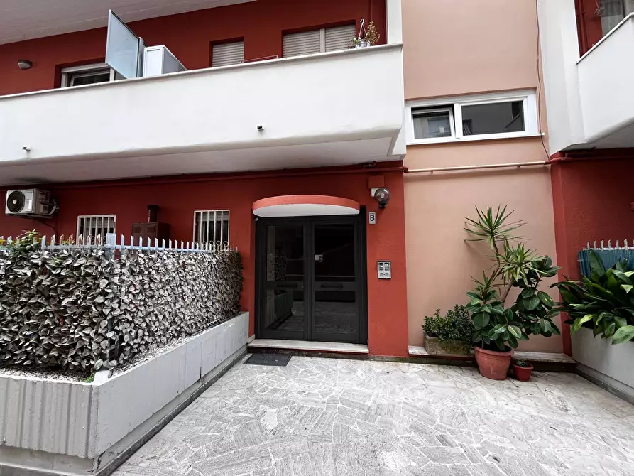 Immagine 5 di Appartamento in vendita  in via delle azzorre 437 a Roma