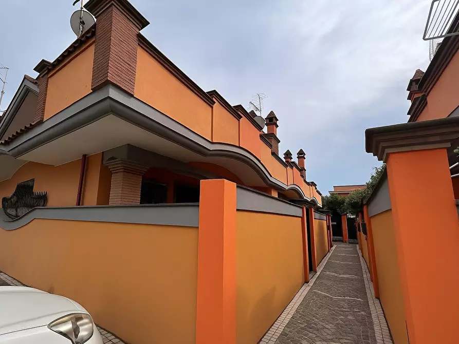 Immagine 1 di Casa semindipendente in vendita  in via Svezia a Pomezia