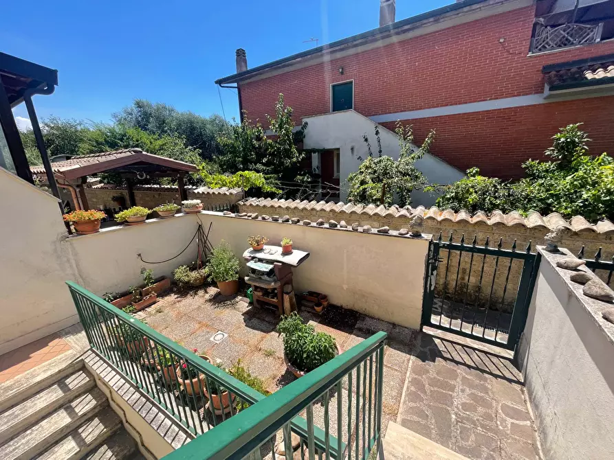 Immagine 1 di Villetta a schiera in vendita  in Via Moschiano a Roma