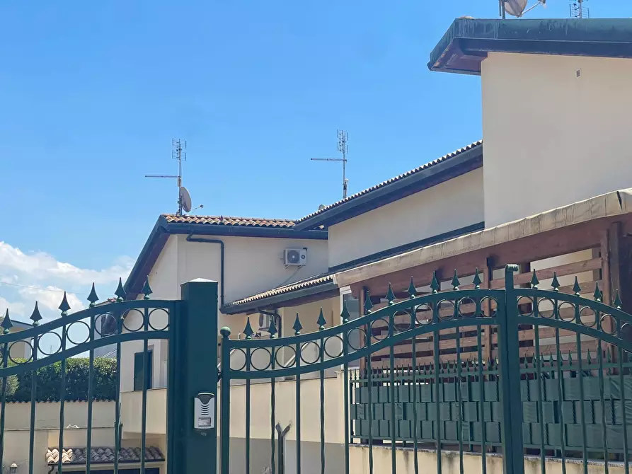 Immagine 2 di Villetta a schiera in vendita  in Via Moschiano a Roma