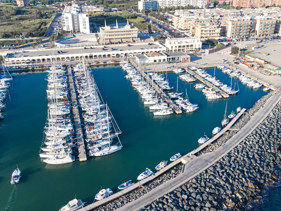 Immagine 21 di Locale commerciale in affitto  in Lungomare Duca degli Abruzzi 84 a Roma