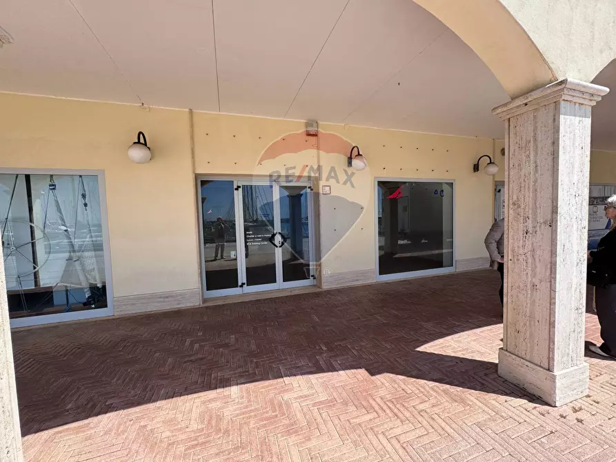 Immagine 3 di Locale commerciale in affitto  in Lungomare Duca degli Abruzzi 84 a Roma