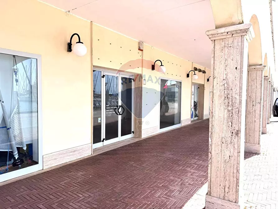 Immagine 5 di Locale commerciale in affitto  in Lungomare Duca degli Abruzzi 84 a Roma