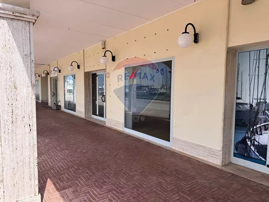 Immagine 6 di Locale commerciale in affitto  in Lungomare Duca degli Abruzzi 84 a Roma