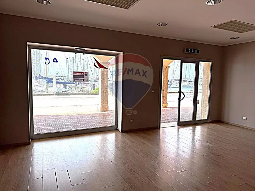 Immagine 2 di Locale commerciale in affitto  in Lungomare Duca degli Abruzzi 84 a Roma