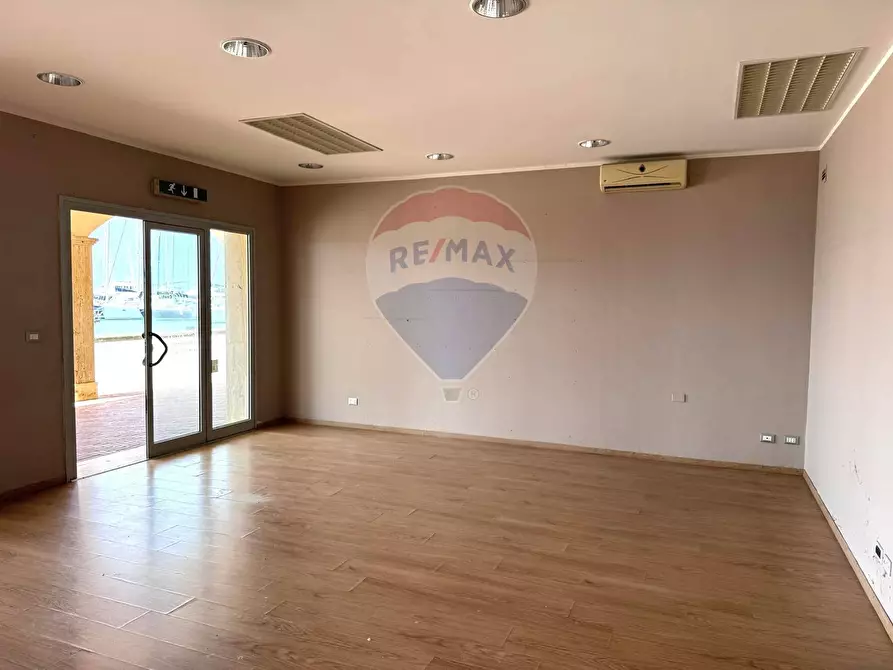 Immagine 9 di Locale commerciale in affitto  in Lungomare Duca degli Abruzzi 84 a Roma