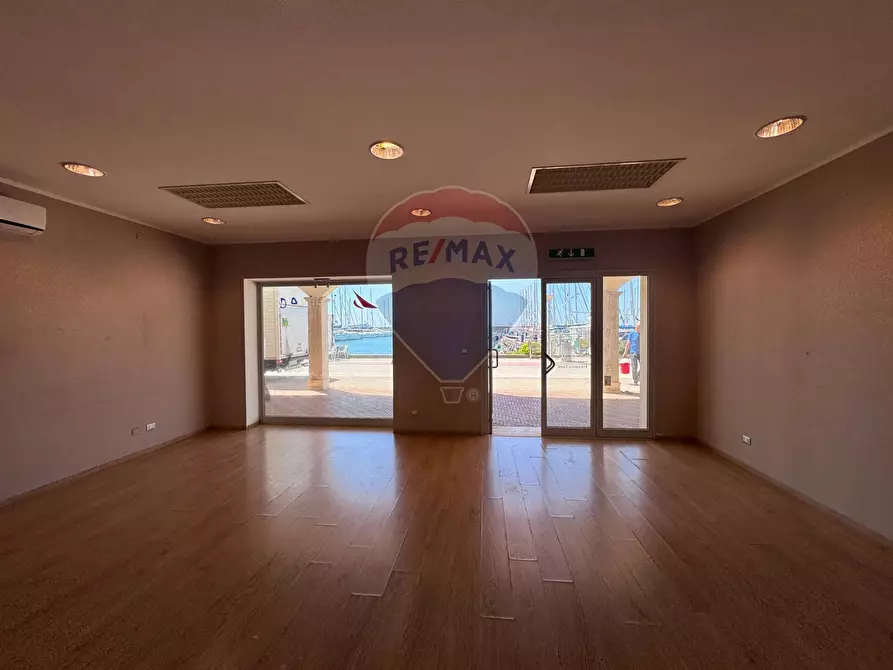 Immagine 11 di Locale commerciale in affitto  in Lungomare Duca degli Abruzzi 84 a Roma