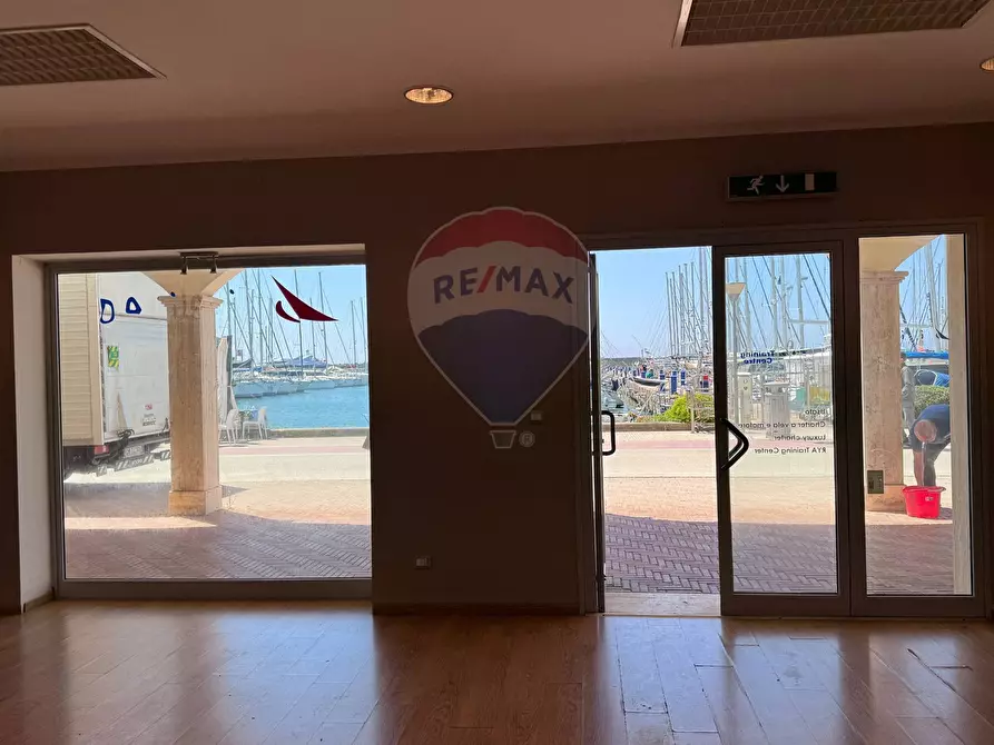 Immagine 12 di Locale commerciale in affitto  in Lungomare Duca degli Abruzzi 84 a Roma