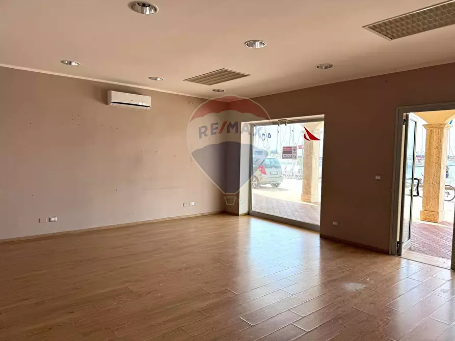 Immagine 10 di Locale commerciale in affitto  in Lungomare Duca degli Abruzzi 84 a Roma