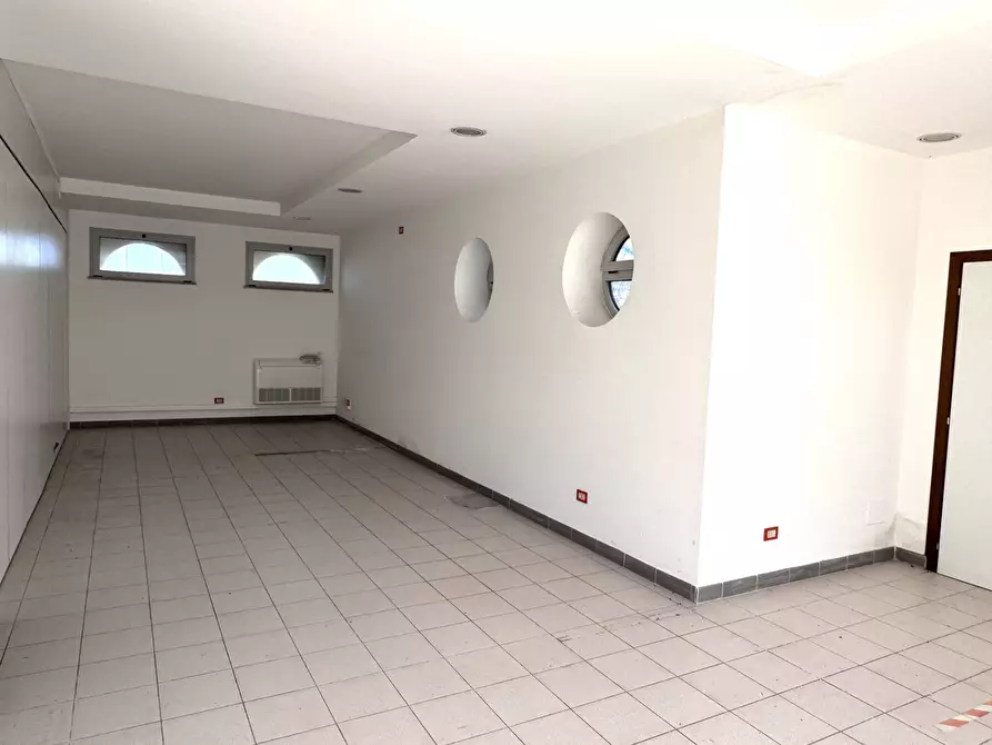 Immagine 21 di Locale commerciale in vendita  in Lungomare Duca Degli Abruzzi 84 a Roma