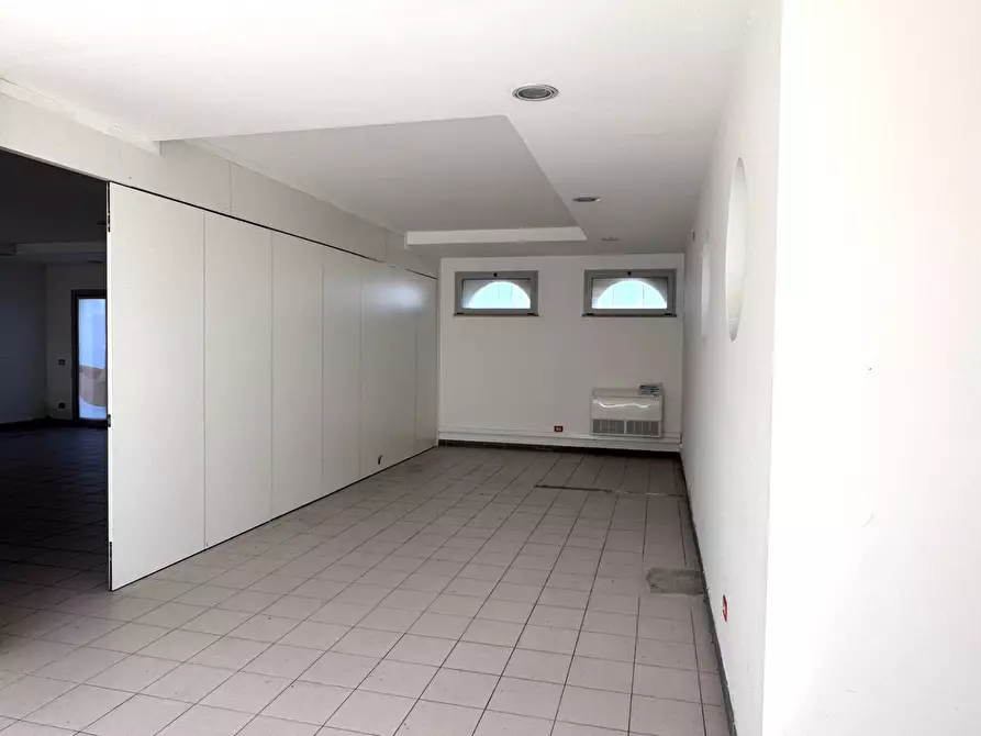 Immagine 22 di Locale commerciale in vendita  in Lungomare Duca Degli Abruzzi 84 a Roma