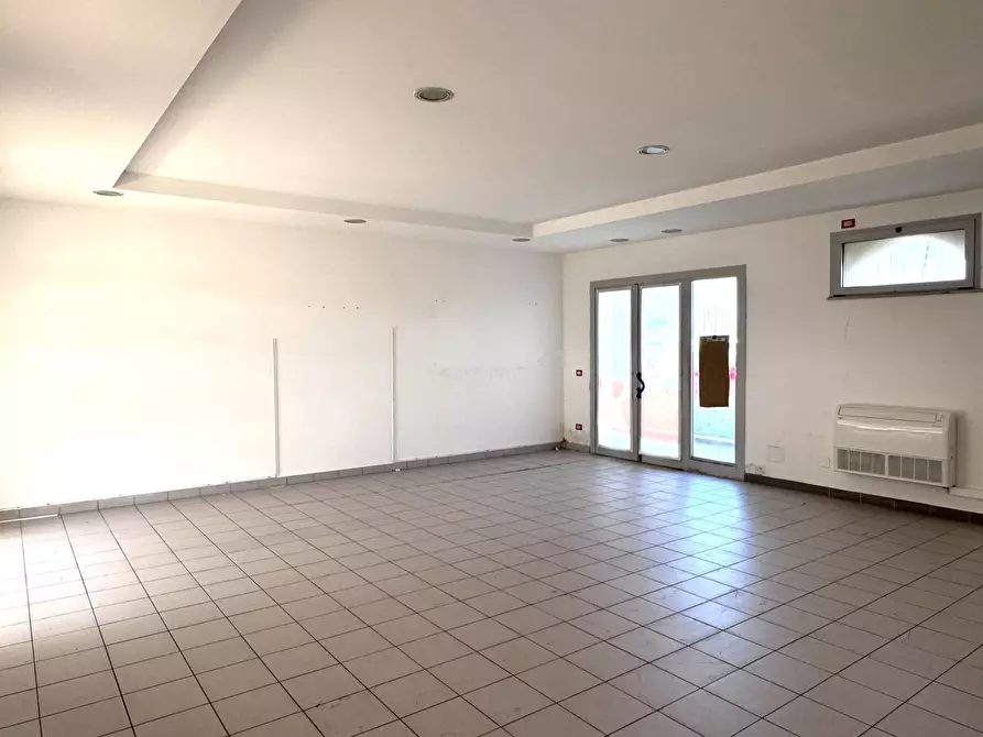 Immagine 8 di Locale commerciale in vendita  in Lungomare Duca Degli Abruzzi 84 a Roma