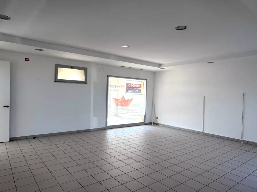 Immagine 16 di Locale commerciale in vendita  in Lungomare Duca Degli Abruzzi 84 a Roma