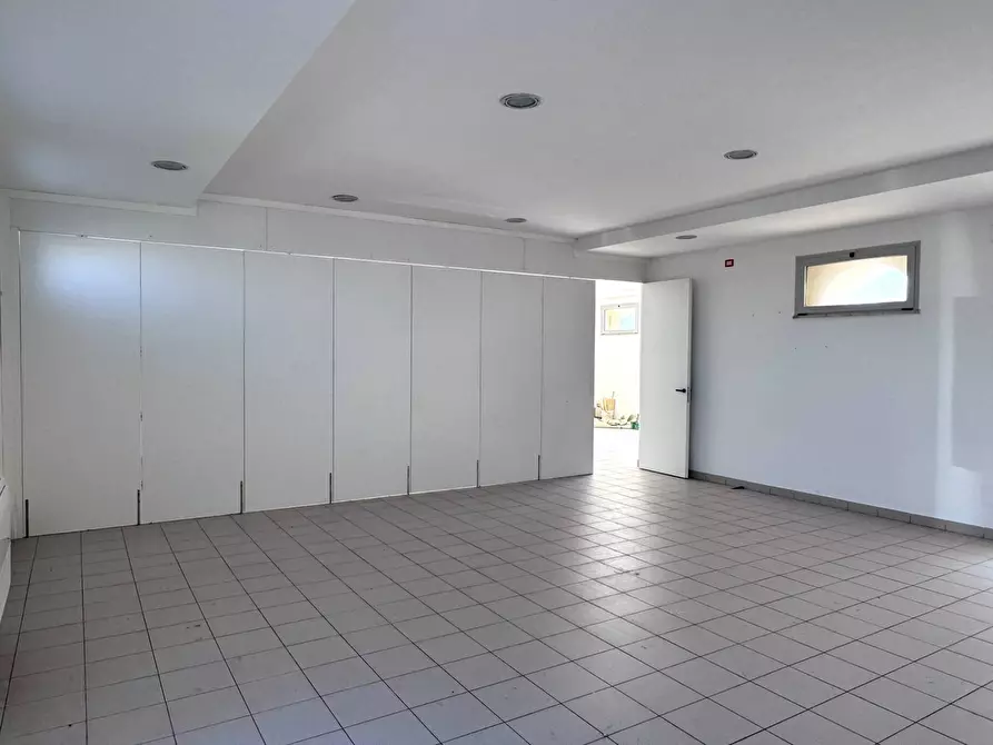 Immagine 19 di Locale commerciale in vendita  in Lungomare Duca Degli Abruzzi 84 a Roma