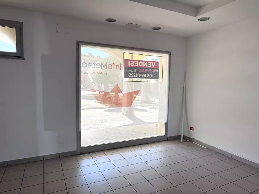 Immagine 18 di Locale commerciale in vendita  in Lungomare Duca Degli Abruzzi 84 a Roma