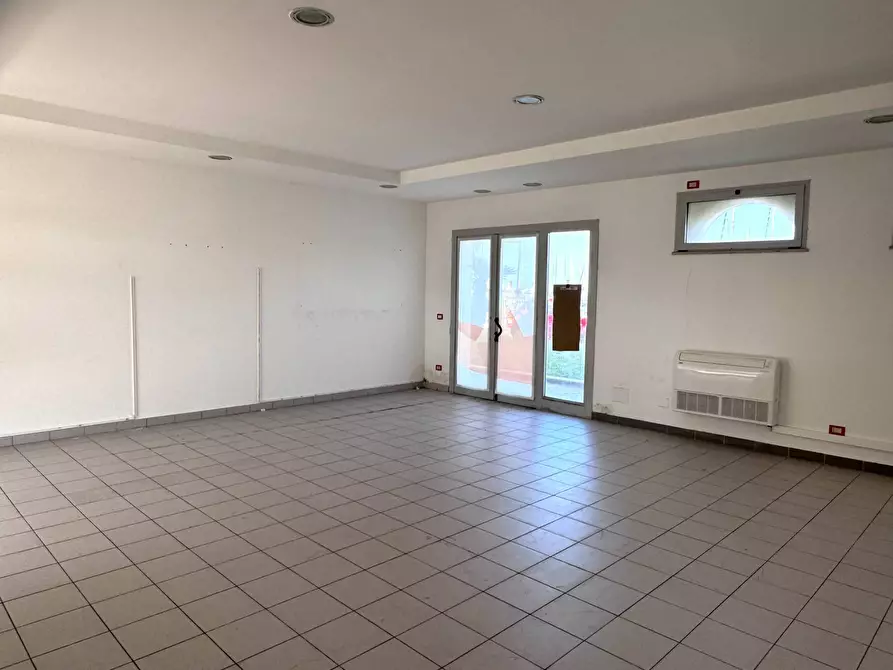 Immagine 17 di Locale commerciale in vendita  in Lungomare Duca Degli Abruzzi 84 a Roma