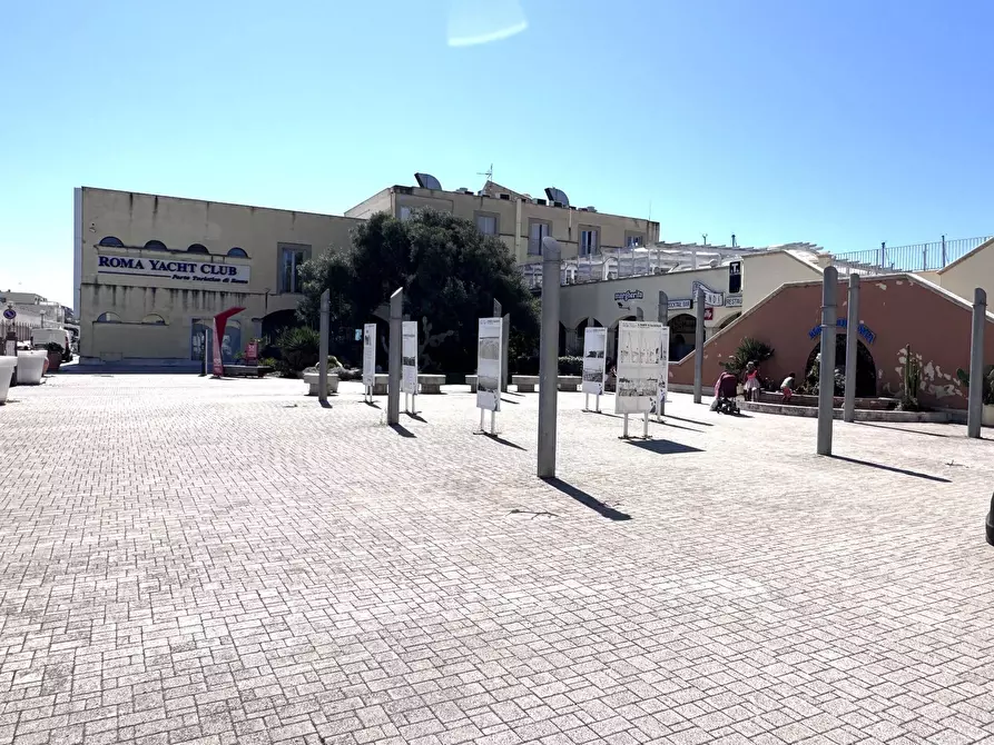 Immagine 2 di Locale commerciale in vendita  in Lungomare Duca Degli Abruzzi 84 a Roma