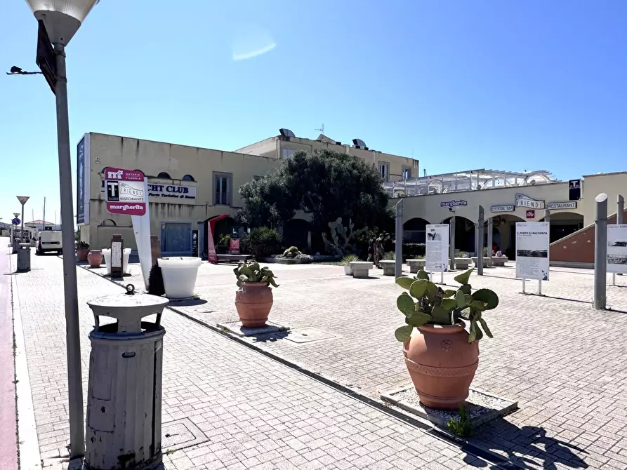 Immagine 5 di Locale commerciale in vendita  in Lungomare Duca Degli Abruzzi 84 a Roma