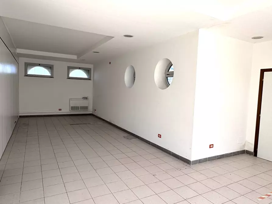 Immagine 9 di Attività commerciale in affitto  in Via Lungomare Duca degli Abruzzi 85 a Roma