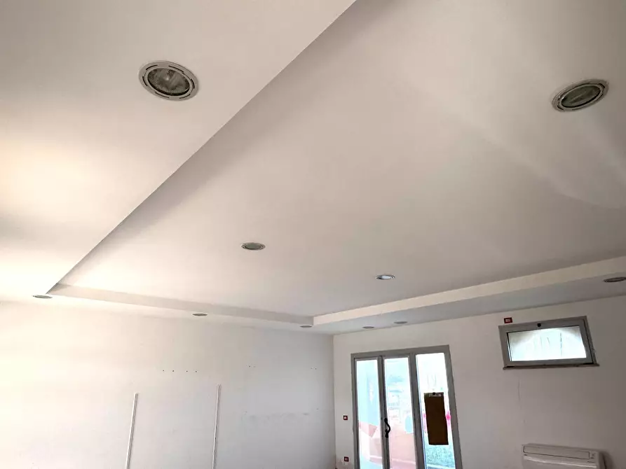 Immagine 13 di Attività commerciale in affitto  in Via Lungomare Duca degli Abruzzi 85 a Roma