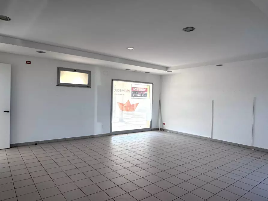 Immagine 15 di Attività commerciale in affitto  in Via Lungomare Duca degli Abruzzi 85 a Roma